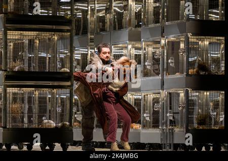 Berlin, Deutschland. 26. September 2022. Bei einer Generalprobe der Aufführung von Richard Wagners Oper 'die Walküre' treten Robert Watson als Siegmund und Vida Miknevi·i·t· als Sieglinde auf der Bühne der Staatsoper auf. Wagners 'der Ring des Nibelungen' mit vier Uraufführungen in einer Woche wird in der Staatsoper unter den Linden präsentiert. Quelle: Christophe Gateau/dpa/Alamy Live News Stockfoto