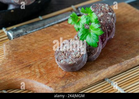 Traditioneller polnischer Schwarzpudding mit Buchweizengrütze Stockfoto