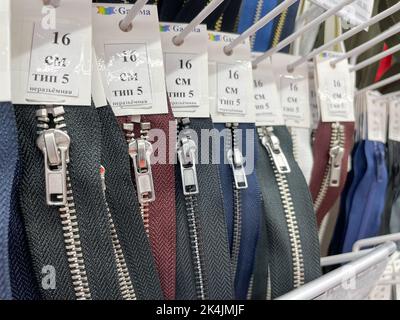 Tjumen, Russland-30. August 2022: Verschiedene textile Accessoires Material Reißverschlüsse Metalle. Selektiver Fokus Stockfoto