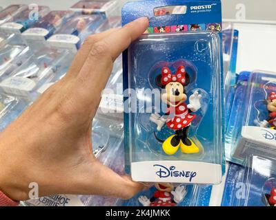 Tjumen, Russland-09. September 2022: Minnie Mouse ist eine Zeichentrickfigur als Mickey-Maus-Freundin, die von Walt Disney erschaffen wurde. Selektiver Fokus Stockfoto