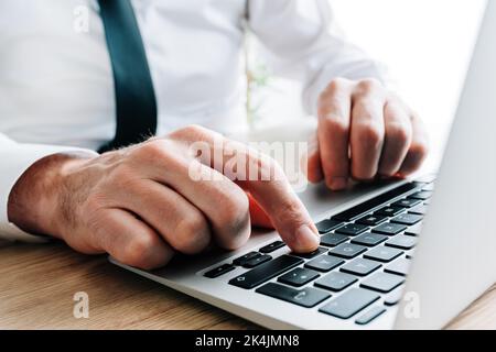 Hände eines reifen Geschäftsmannes mit Laptop-Computer, Nahaufnahme mit selektivem Fokus Stockfoto