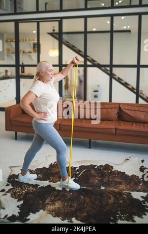 Reife und große Frau, die zu Hause arbeitet Stockfoto