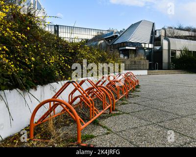 Wien, Österreich - Frebruary 28, 2022: Alte verlassene Universitätsgebäude in der Althanstraße im Winter Stockfoto