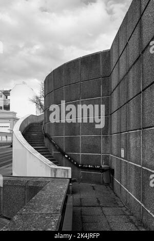 Wien, Österreich - Frebruary 28, 2022: Alte verlassene Universitätsgebäude in der Althanstraße im Winter Stockfoto