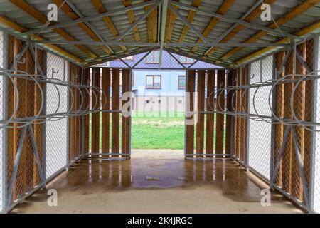 Moderner Parkplatz mit Fahrraddach neben einem Appartementgebäude für viele Fahrräder. Umweltfreundlicher und sportlicher Transport in der Stadt. Fahrradverleih. Stockfoto