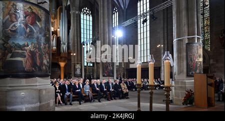 03. Oktober 2022, Thüringen, Erfurt: Die zentrale Feier des Deutschen Einheitstages in der Landeshauptstadt Erfurt beginnt mit einem ökumenischen Gottesdienst im Mariendom. Traditionell veranstaltet das Bundesland, das den Präsidenten der Staatskammer stellt, die zentrale Feier um den 3. Oktober. Im ersten Reich, von rechts nach links, sitzen: Eva Luise Köhler, Ehefrau des ehemaligen Bundespräsidenten Horst Köhler, Horst Köhler, Stephan Harbarth, Präsident des Bundesverfassungsgerichts, Bundeskanzler Olaf Scholz (SPD), Frank-Walter Steinmeier, Bundespräsident, Steinmeier, Steinmeier's Frau Elke Büdenbender Stockfoto