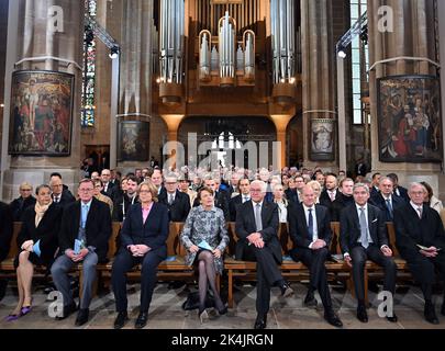 03. Oktober 2022, Thüringen, Erfurt: Die zentrale Feier des Deutschen Einheitstages in der Landeshauptstadt Erfurt beginnt mit einem ökumenischen Gottesdienst im Mariendom. Traditionell veranstaltet das Bundesland, das den Präsidenten der Staatskammer stellt, die zentrale Feier um den 3. Oktober. Im ersten Reich, von rechts nach links, sitzen: Ex-Bundespräsident Horst Köhler, Stephan Harbarth, Präsident des Bundesverfassungsgerichts, Bundeskanzler Olaf Scholz (SPD), Frank-Walter Steinmeier, Bundespräsident, Steinmeier's Frau Elke Büdenbender, Bärbel Bas (SPD), Bundespräsident der Ger Stockfoto