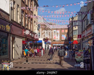 Straßencafés und Besucher an einem Sommertag in einer Fußgängerzone im Stadtzentrum von Northampton, Großbritannien Stockfoto