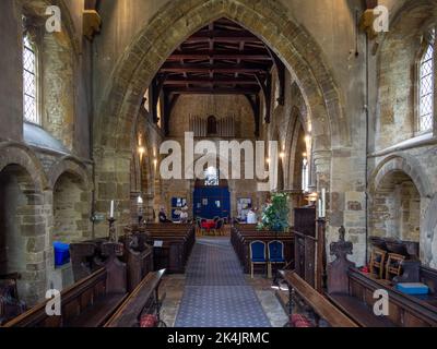 Das Innere der Kirche des Heiligen Nikolaus im Dorf Great Doddington, Northamptonshire, Großbritannien; die frühesten Teile stammen aus dem 12.. Jahrhundert Stockfoto