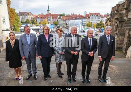 03. Oktober 2022, Thüringen, Erfurt: Frau Germana Alberti vom Hofe (l-r), ihr Ehemann, Bodo Ramelow (die Linke), Ministerpräsident von Thüringen und Bundestagspräsidentin, Bärbel Bas (SPD), Bundestagspräsidentin, Elke Büdenbender und ihr Ehemann, Frank-Walter Steinmeier, Bundespräsident, Olaf Scholz (SPD), Bundeskanzler, Und Stephan Harbarth, Präsident des Bundesverfassungsgerichts, steht bei den Feierlichkeiten zum 3. Oktober vor der Altstadt-Kulisse auf der Domtreppe. Thüringen hat den Vorsitz im Bundesrat und ist damit Gastgeber der zentralen Feierlichkeiten f Stockfoto