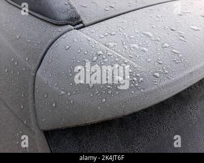 Schneebedecktes Autofenster mit Scheibenwischern, Makro, Nahaufnahme Stockfoto