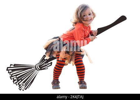 Niedliches kleines lächelndes Mädchen 2-3 in orange und schwarz Halloween Hexenkostüm sitzt auf bemaltem Besen isoliert auf weißem Hintergrund. Kinderurlaub Stockfoto