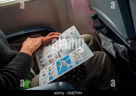 Eine Passagierstudie Sicherheitsbroschüre auf dem SmartWings-Flugzeug Boeing 737-800, vom Vaclav Havel Airport Prag, Ruzyne, Tschechische Republik nach Split, Cr Stockfoto