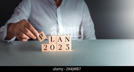 Hand posiert Holzblöcke , Plan 2023 , Konzept der Planung für die Zukunft . Stockfoto