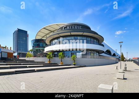 Ludwigshafen, Deutschland - August 2022: Großes Einkaufszentrum mit dem Namen 'Rhein Galerie' Stockfoto