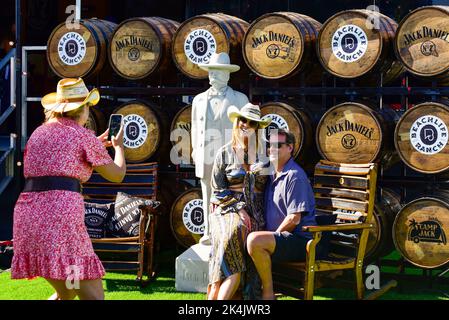 Redondo Beach, Kalifornien 17. September 2022 - Festivalbesucher, die beim Beachlife Ranch Festival Fotos von Jack Daniels Verkäufern machen Stockfoto
