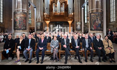 03. Oktober 2022, Thüringen, Erfurt: Die zentrale Feier des Deutschen Einheitstages in der Landeshauptstadt Erfurt beginnt mit einem ökumenischen Gottesdienst im Mariendom. Traditionell veranstaltet das Bundesland, das den Präsidenten der Staatskammer stellt, die zentrale Feier um den 3. Oktober. Im ersten Reich, von rechts nach links, sitzen: Eva Luise Köhler, Ehefrau des ehemaligen Bundespräsidenten Horst Köhler, Horst Köhler, Stephan Harbarth, Präsident des Bundesverfassungsgerichts, Bundeskanzler Olaf Scholz (SPD), Frank-Walter Steinmeier, Bundespräsident, Steinmeier, Steinmeier's Frau Elke Büdenbender Stockfoto