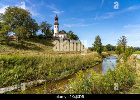 Die Filialkirche St. Andreas in Thalkirchen, Bad Endorf, Bayern, Deutschland | St. Andreas Kirche in Thalkirchen, Bad Endorf, Bayern, Deutschland Stockfoto