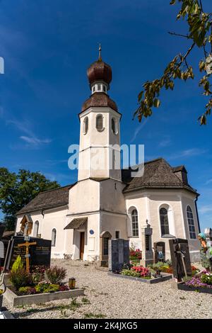 Die Filialkirche St. Andreas in Thalkirchen, Bad Endorf, Bayern, Deutschland | St. Andreas Kirche in Thalkirchen, Bad Endorf, Bayern, Deutschland Stockfoto