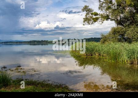 Der Simssee bei Bad Endorf, Bayern, Deutschland | Simssee bei Bad Endorf, Bayern, Deutschland Stockfoto