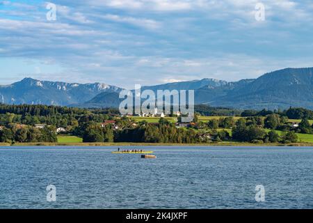 Blick über den Simssee nach Baierbach bei Stephanskirchen, Bayern, Deutschland | Blick über den Simssee nach Baierbach bei Stephanskirchen, Bayern, G Stockfoto