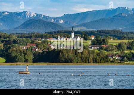 Blick über den Simssee nach Baierbach bei Stephanskirchen, Bayern, Deutschland | Blick über den Simssee nach Baierbach bei Stephanskirchen, Bayern, G Stockfoto