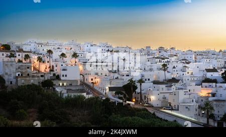 Wunderschönes andalusisches Pueblo Blanco (weißes Dorf) bei Sonnenuntergang. Vejer de la Frontera ist einer der Pueblos Blancos in der Provinz Cádiz, Andalusien, Spanien. Stockfoto