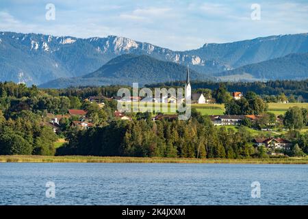 Blick über den Simssee nach Baierbach bei Stephanskirchen, Bayern, Deutschland | Blick über den Simssee nach Baierbach bei Stephanskirchen, Bayern, G Stockfoto
