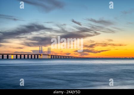 Die berühmte Oeresund-Brücke nach Sonnenuntergang mit den Lichtern Kopenhagens in der Ferne Stockfoto