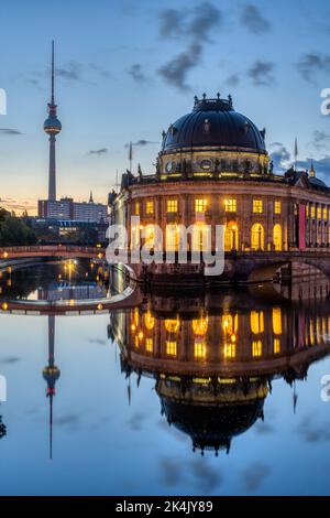 Das Bode-Museum und der Fernsehturm spiegeln sich in der Berliner Spree im Morgengrauen Stockfoto