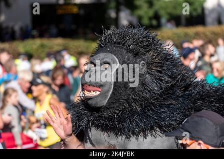 Will Highfield beim TCS London Marathon 2022 auf der Tower Hill Road, City of London, Großbritannien. Trägt ein Gorilla Kostüm für Re-Wild Our World Stockfoto