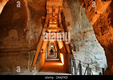 Die Höhle der Sibyl im archäologischen Park von Cuma in der Nähe von Neapel, Italien. Stockfoto