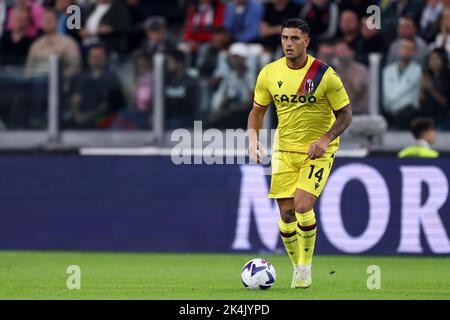 Kevin Bonifazi vom FC Bologna kontrolliert den Ball während des Serie-A-Spiels zwischen dem FC Juventus und dem FC Bologna im Allianz Stadium am 2. Oktober 2022 in Turin, Italien. Stockfoto