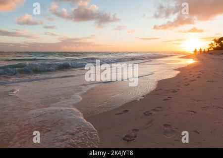 Sonnenaufgang über dem Atlantik. Bavaro Beach, Punta Cana, Dominikanische Republik Stockfoto