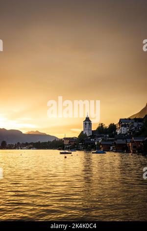 Sonnenuntergang über dem Wolfgangsee in St. Wolfgang, Oberösterreich. Goldene Stunde in der Dämmerung. Europäische Alpen Berge Reiseziel Stockfoto