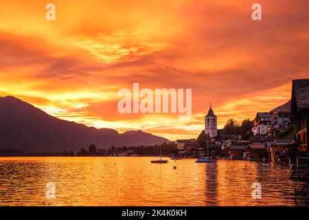 Schöner Sonnenuntergang über dem Wolfgangsee in St. Wolfgang, Oberösterreich. Touristenort im Salzburger Land Stockfoto