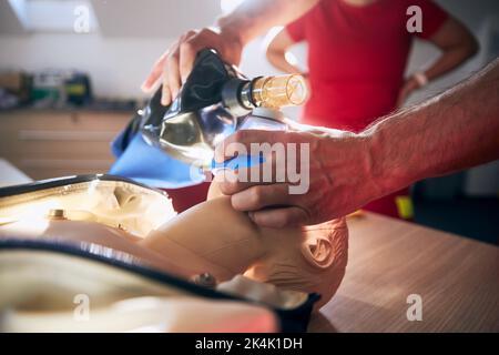 Sanitäter des medizinischen Notdienstes Ausbildung Reanimationsverfahren auf Kind Dummy. Stockfoto