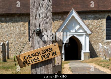 Schild vor einer Kirche mit der Aufschrift „Kirche öffnen, bitte hereinspringen“ Stockfoto