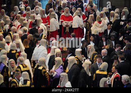 Richter, die in Westminster Abbey in London zum jährlichen Judges Service eintreffen, der den Beginn des neuen juristischen Jahres markiert. Bilddatum: Montag, 3. Oktober 2022. Stockfoto