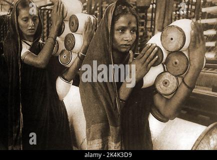 Indische Arbeiter der 1940er Jahre (nach dem Krieg) tragen Spulen in einer Baumwollfabrik in Bombay (heute Mumbai). ---- ۱۹۴۰ کی دہائی (جنگ کے بعد) بمبئی (اب ممبئی) کی ایک کاٹن مل میں ہندوستانی مزدور بوبن لے کر جا رہے ہیں۔ ------ 1940 के दशक (युद्ध के बाद) भारतीय श्रमिक बॉम्बे (अब मुंबई) में एक कपास मिल में बोबिन ले जाते हैं। Stockfoto