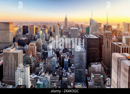 Blick auf New York City bei Sonnenuntergang über Midtown Manhattan in Richtung Innenstadt. Stockfoto