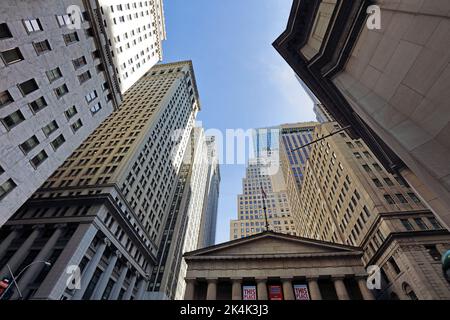NEW YORK CITY - 5. APRIL: New York Stock Exchange Closeup am 5. April 2016 in Manhattan, New York City. Es ist die weltweit größte Börse von mar Stockfoto