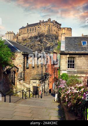 Schöne Aussicht auf Edinburgh Castle von Vennel in Edinburgh, Schottland Stockfoto