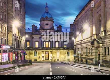 Museum auf dem Hügel in Edinburgh bei Nacht, Schottland Stockfoto