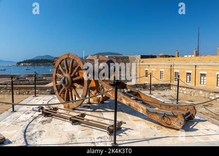 Alte Kanone auf der alten Festung von Kerkyra, Korfu Stockfoto
