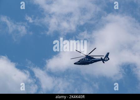 Cuxhaven, Niedersachsen Deutschland - 05 02 2018: Ein Airbus Helicopters H155 der Bundespolizei in der Luft vor blauem Himmel mit weißen Wolken Stockfoto