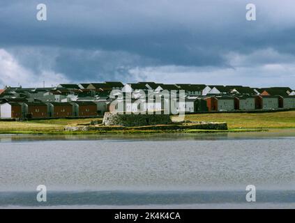 Lange Sicht über Clickhimin Loch, Clickhimin Broch und Siedlung, South Road, Lerwick, Shetland, Schottland . Stockfoto