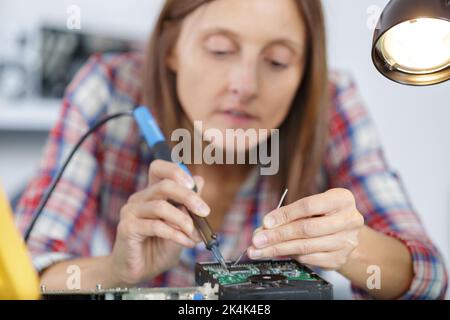 Ingenieurin Reparieren der kaputten Festplatte Stockfoto
