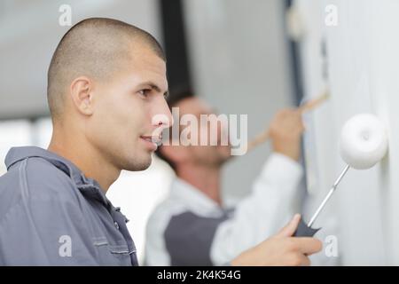 Gut aussehend lächelnd Baumeister Mann kground Kopie Raum Stockfoto