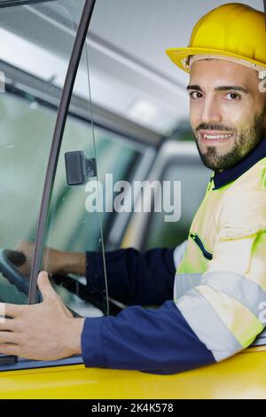 Kranfahrer in einem Kran, den er in Betrieb ist Stockfoto